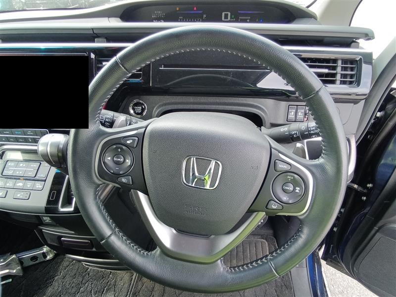 Honda Step Wagon: руль и передняя панель
