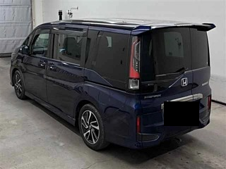 Honda Step Wagon: вид сзади в три четверти